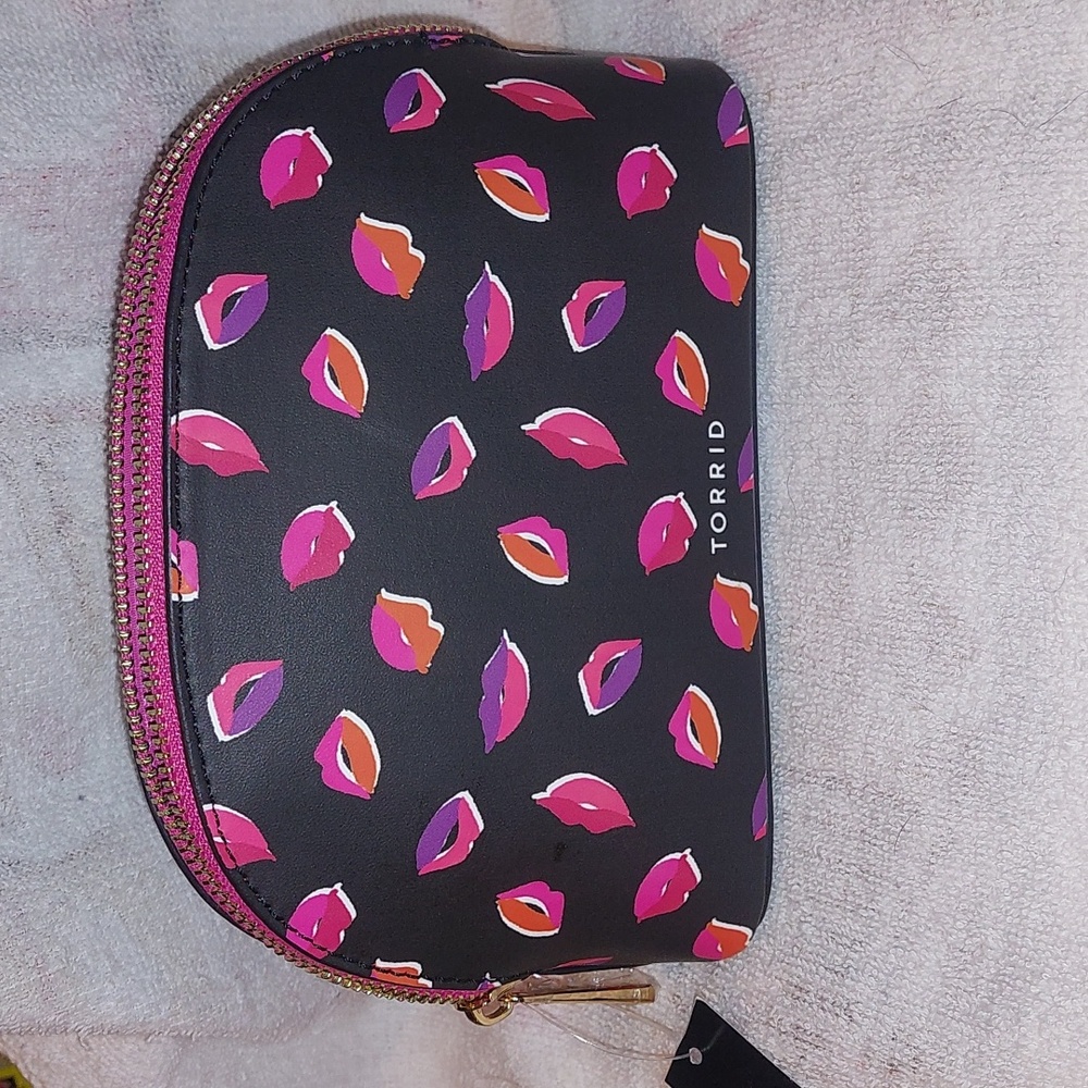 Torrid Lips Pink &  Red Makeup Bag NWT - Picture 3 of 11